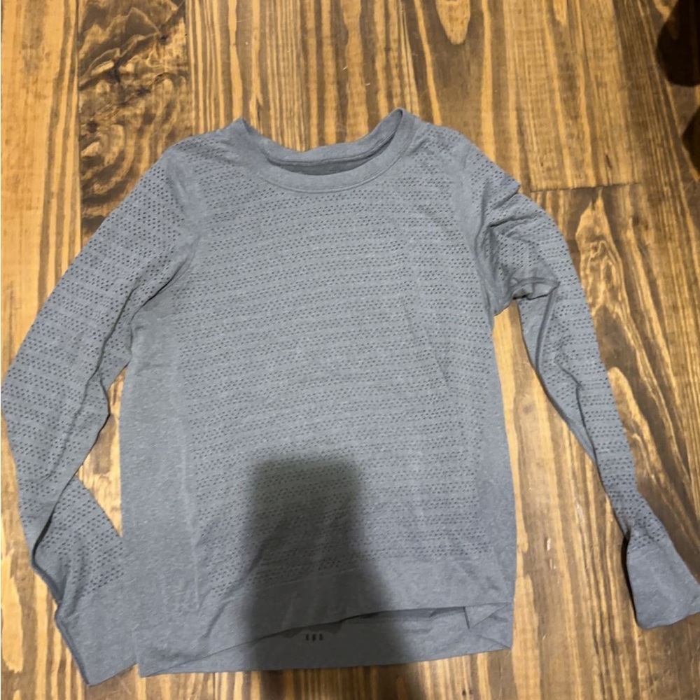 lulu long sleeve has the little holes all in the shirt (for air to go threw)
